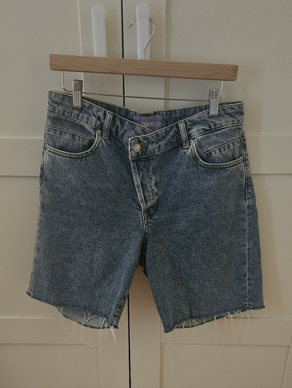 JJXX Women's Raw Hem Denim Shorts — Blue